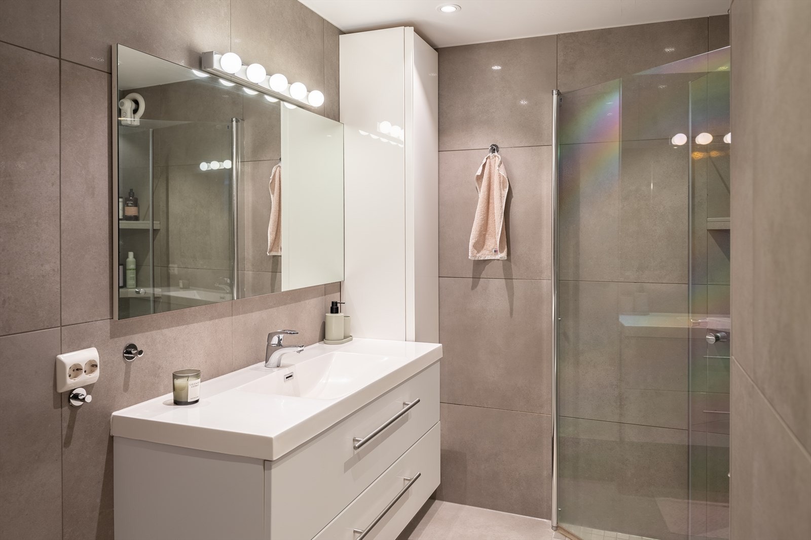 Pent og flislagt bad på hele 8m² med behagelig gulvvarme. Galleribilde