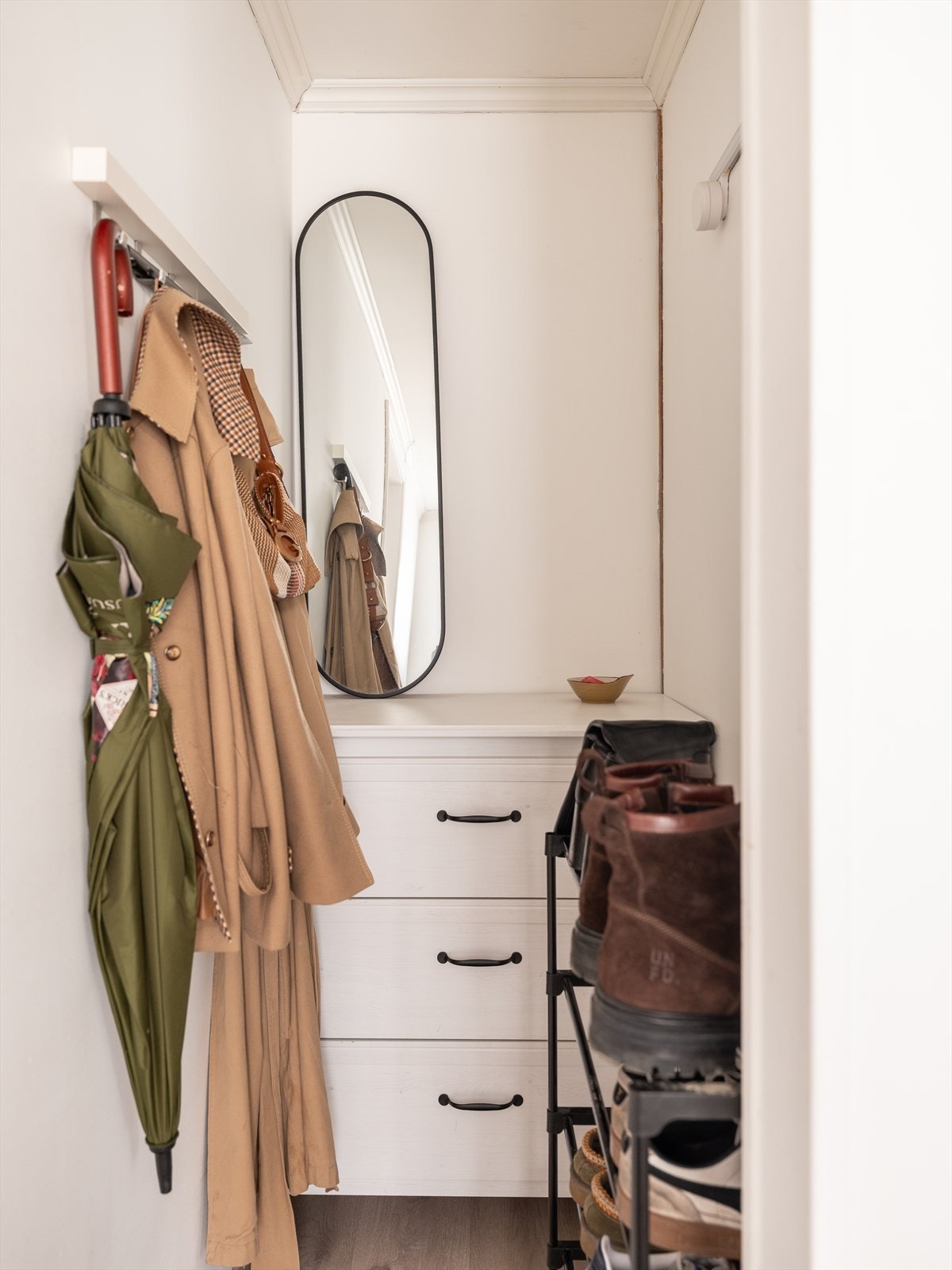 Innbydende entré med plass til oppbevaring av sko og yttertøy. Galleribilde