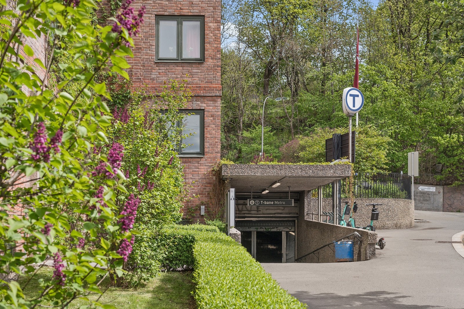 Det er godt tilbud med kollektivtransport i området, både via buss, trikk og t-bane som ligger innen kort avstand fra boligen. Galleribilde