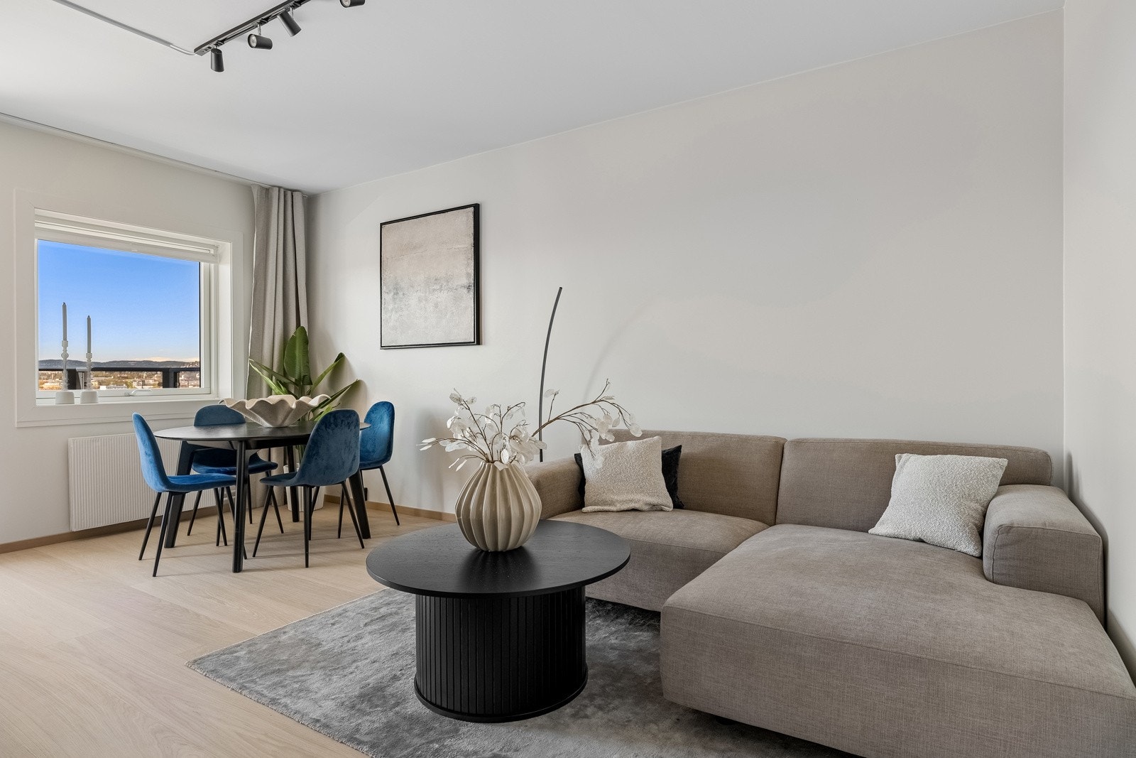 Plass til sofamøblement og spisegruppe i stuen. Galleribilde