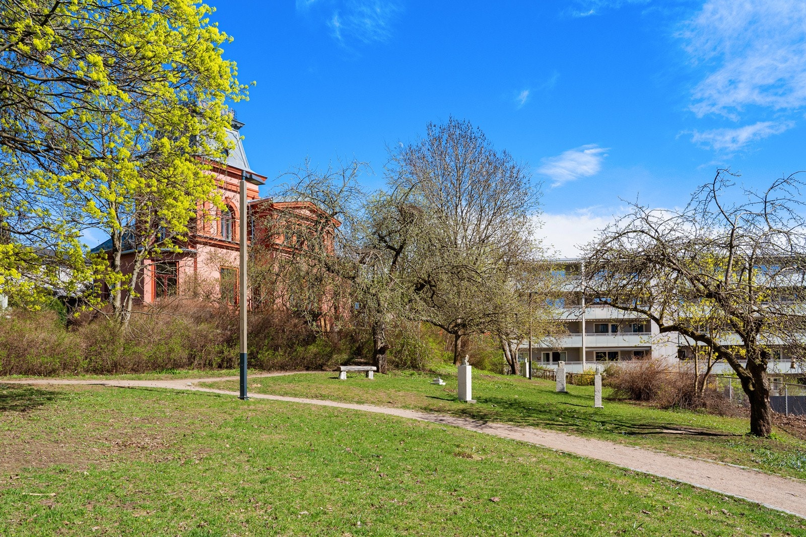 Nærliggende Skulturparken (nærmeste nabo) med vakker, frodig liten park hvor det til vanlig står utplassert mange fine skulpturer. Galleribilde