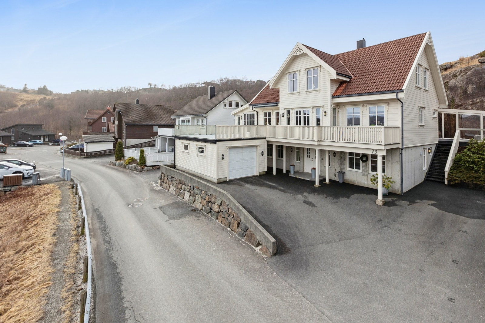 Eie Egersund v/Johnny Nicolai Olsen har gleden av å presentere Gamle Hestnesvei 73! Familiebolig på tre etasjer med utleid kjeller. FOTOGRAF; ARNT OVER MEINERT SKAILAND. Galleribilde