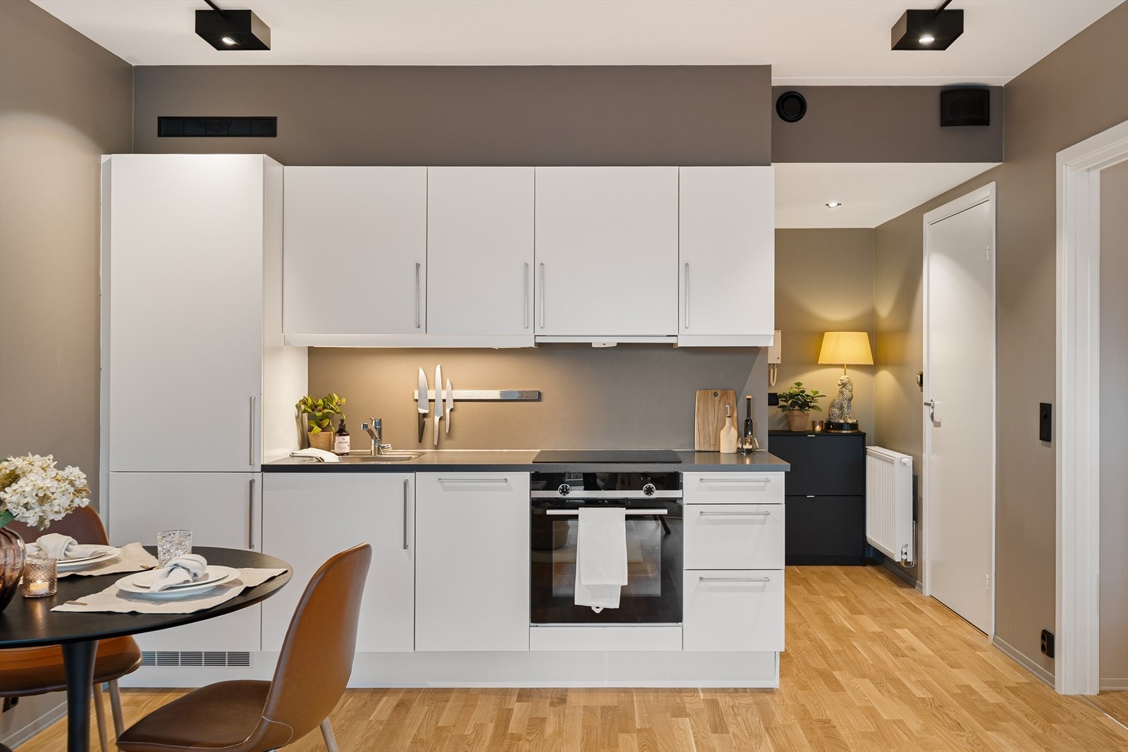 Moderne kvalitetsinnredning fra HTH med integrert induksjonstopp, stekeovn, kombiskap, oppvaskmaskin og ventilator. Galleribilde