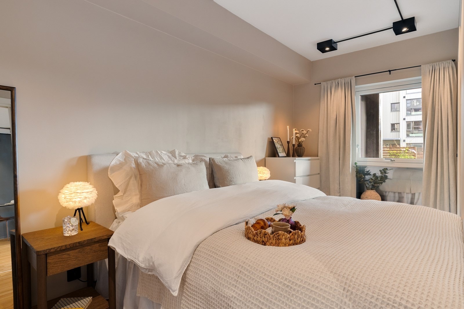 Soveromsløsning med skyvedører og plass til bred dobbeltseng, garderobe og kontorpult. Galleribilde