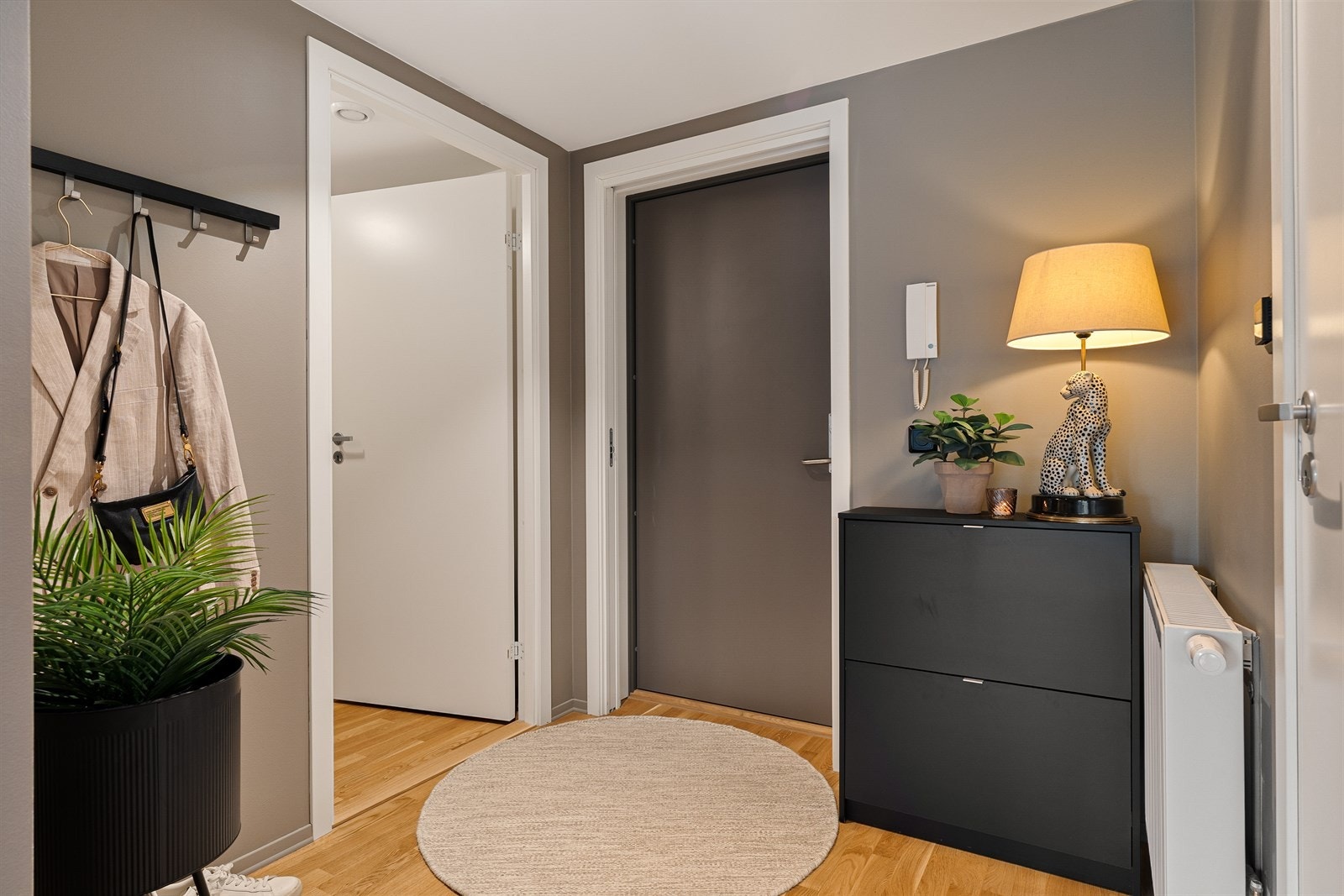 Behagelig oppvarming via fjernvarme. Det er også balansert ventilasjonsanlegg som sørger for et godt inneklima. Galleribilde