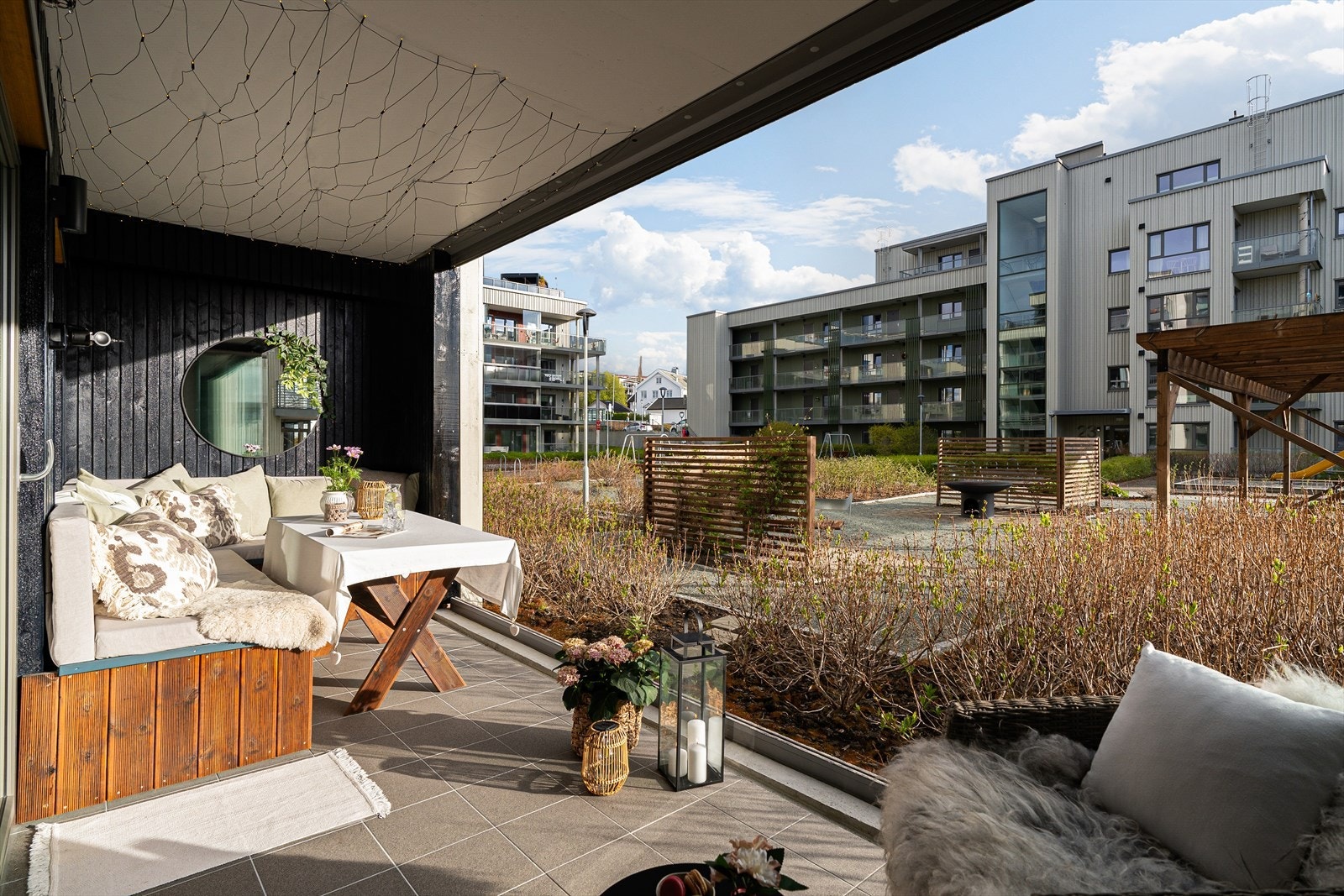 Romslig innglasset terrasse på ca. 13 kvm med flislagt gulv, foldeglass og herlige solforhold fra ca. kl. 12-21 på sommerstid. Galleribilde
