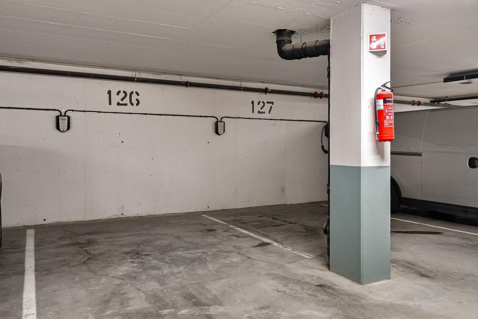 Fast plass med i oppvarmet p-kjeller med tilgang til bygget via både heis og trappeløp. Infrastrukturen er klar for den som ønsker å montere elbil-lader. Galleribilde
