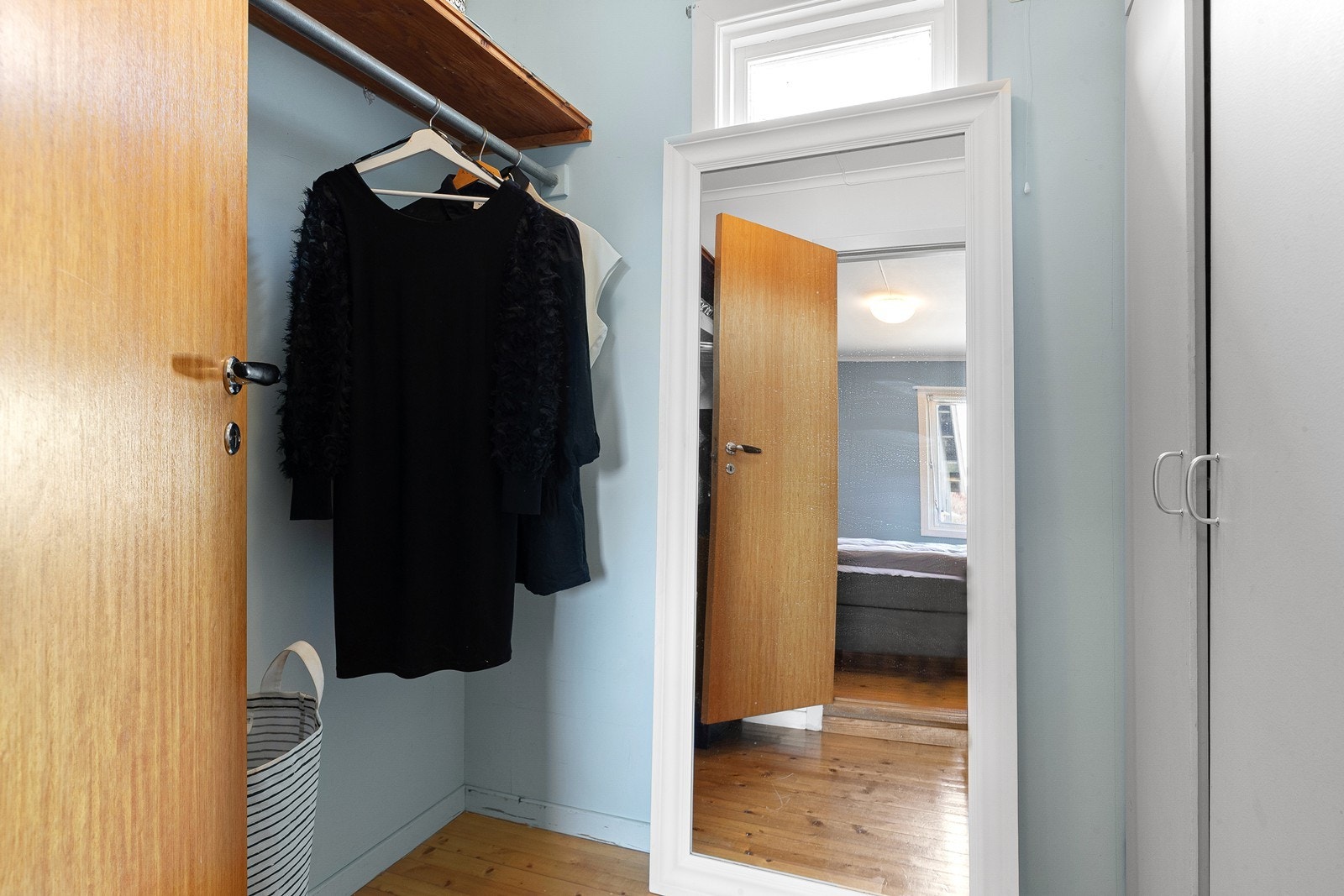 I forbindelse med dette soverommet er det en garderobe/bod Galleribilde
