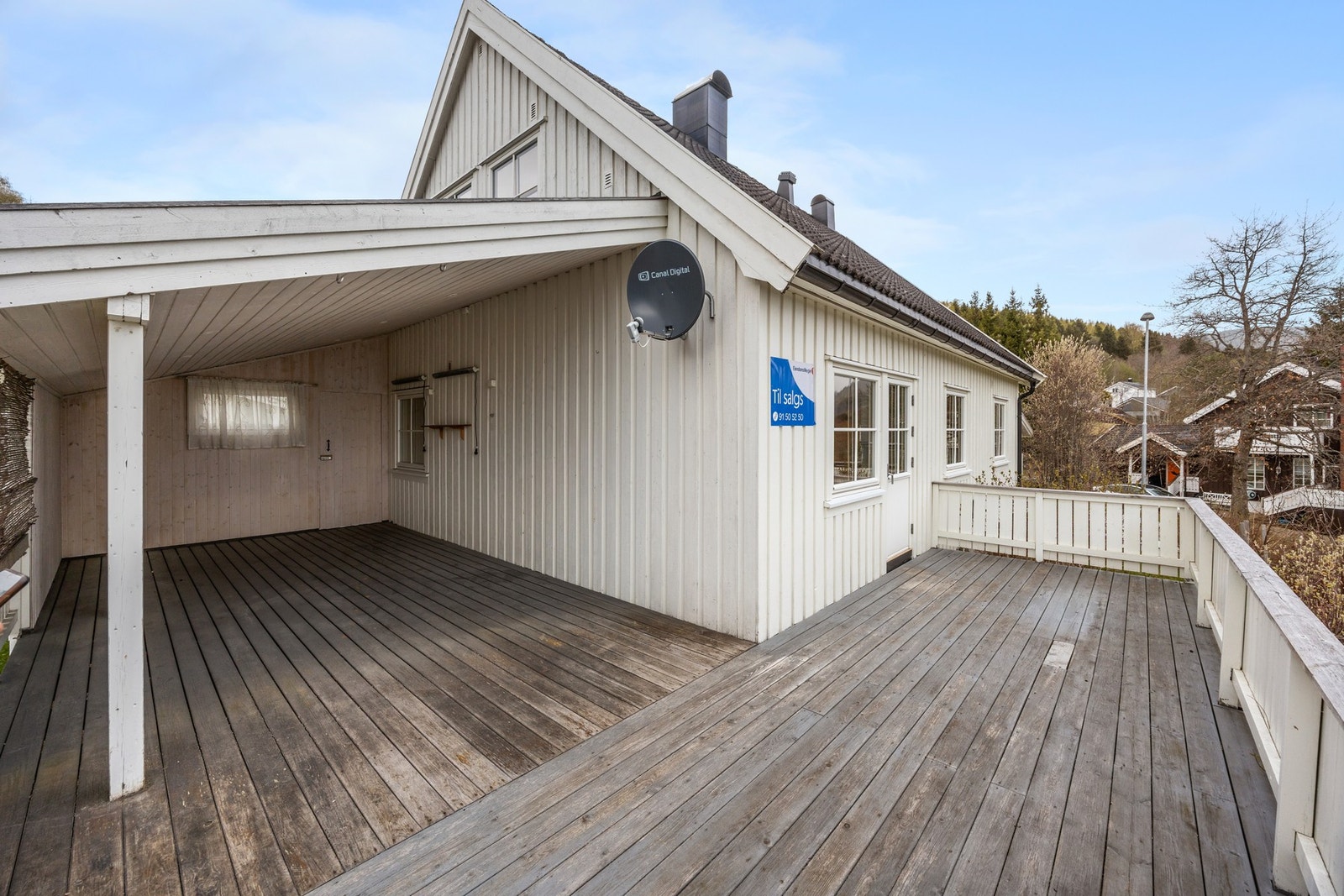 Terrassen ble takvoerbygd i 2012. Her har man en lun og trivelig sone uansett vær! Galleribilde