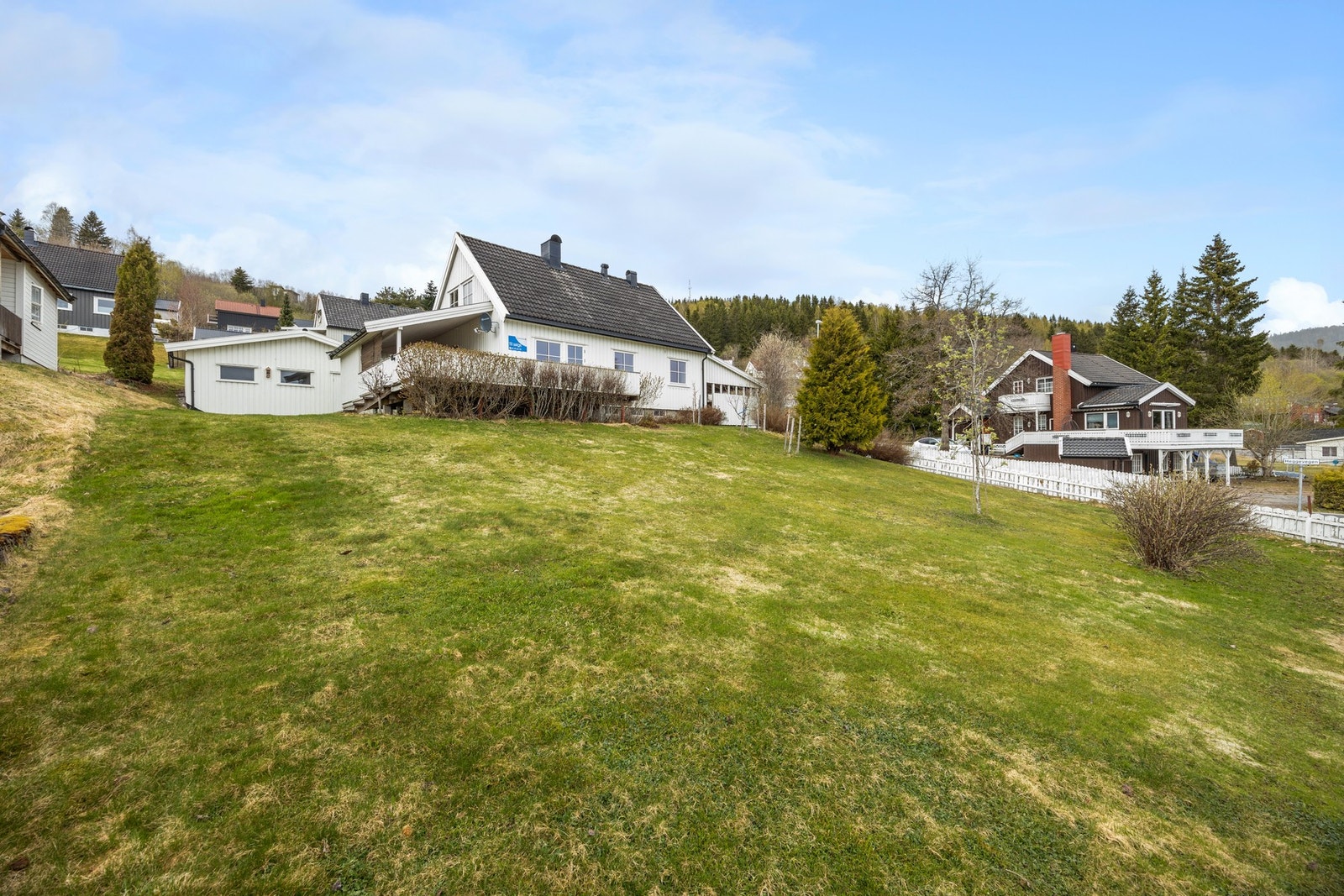 Plenlagt hage med mye boltreplass for hele familien Galleribilde