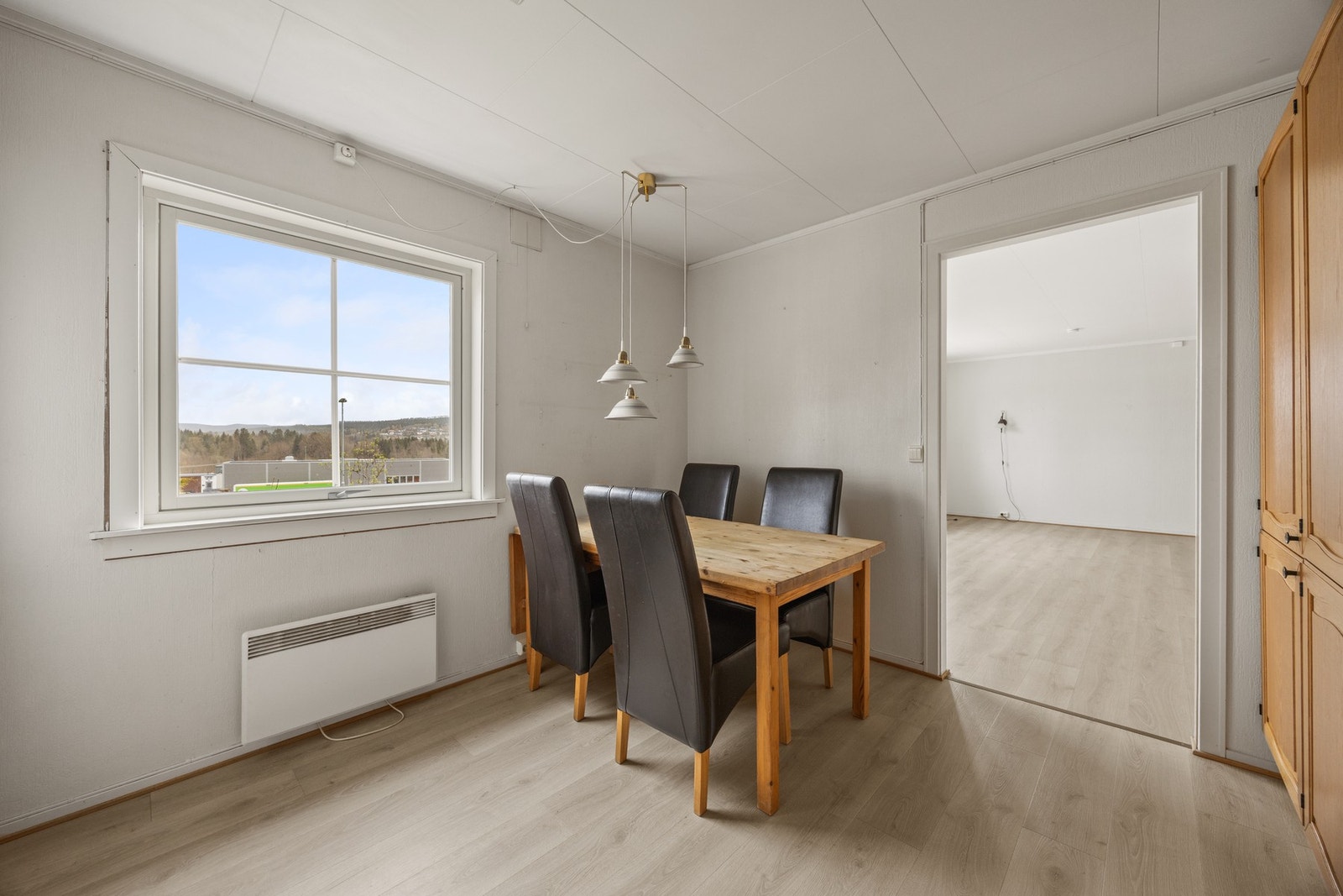 Det er god plass til spisebord på kjøkkenet Galleribilde