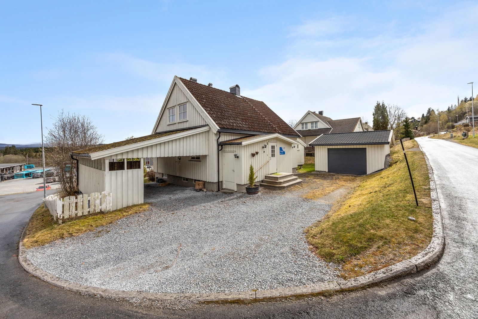 Innholdsrik enebolig med carport, garasje og romslig hage! Galleribilde