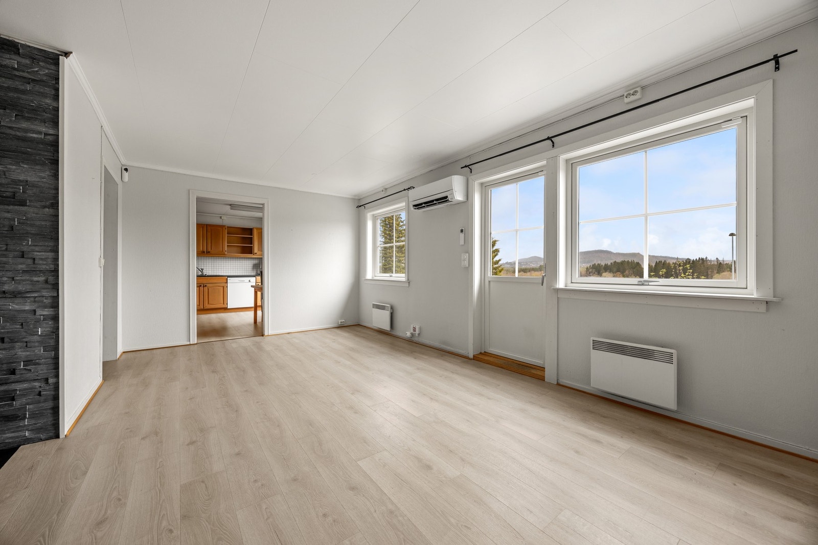I 2012 ble det ordnet nye vinduer på hele boligen, bortsett fra kjeller. Galleribilde