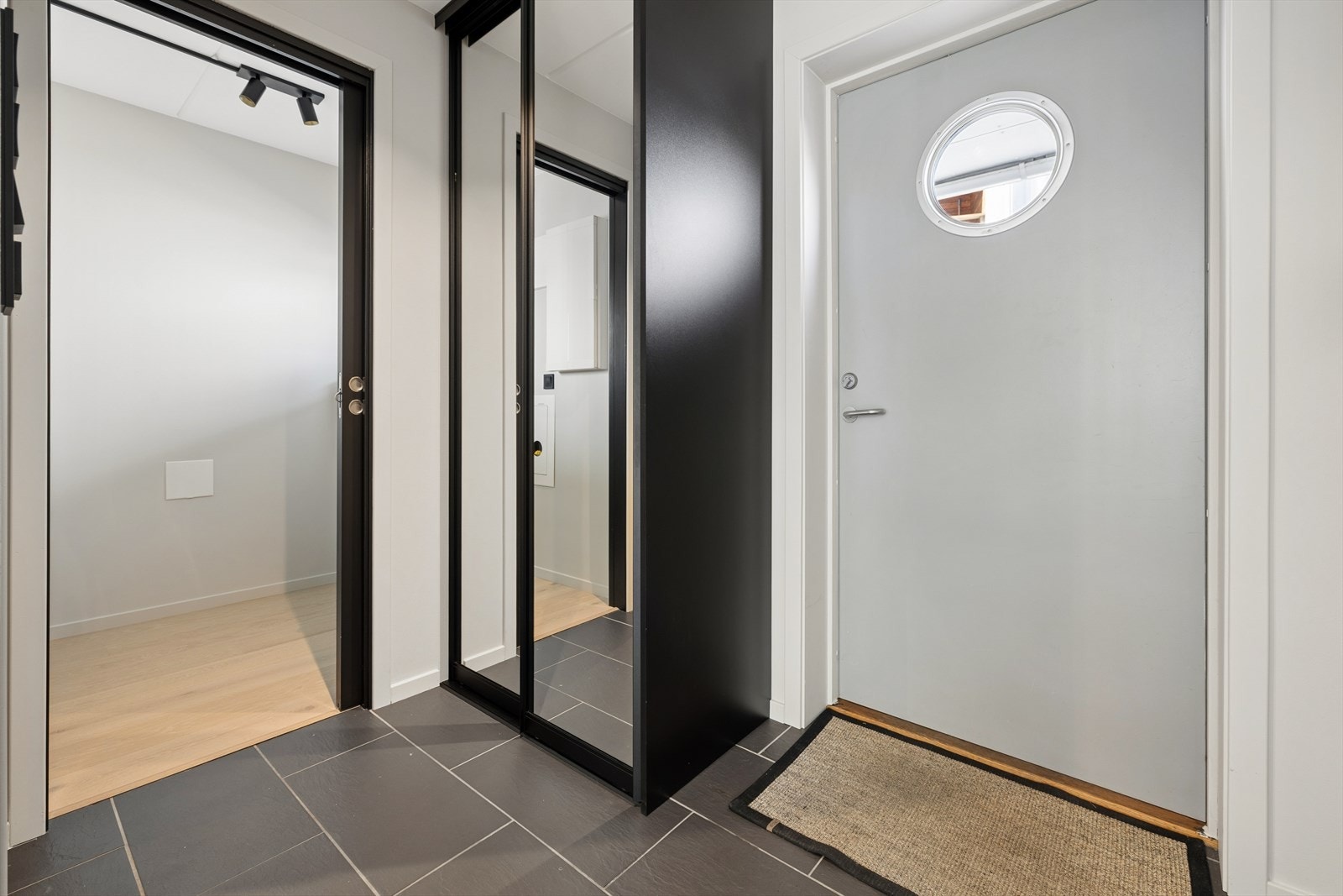 Entré med garderobe. Galleribilde