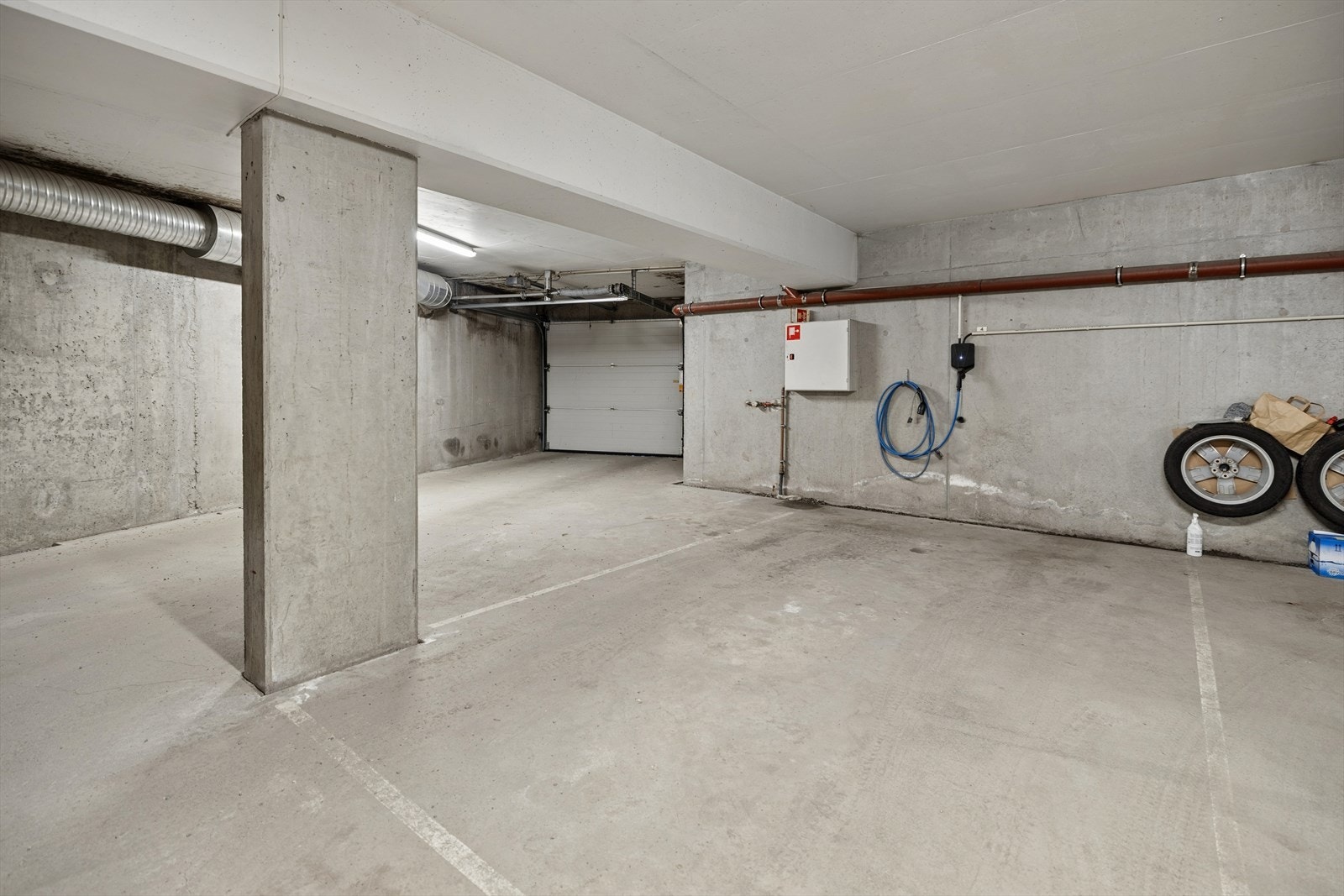 Stor garasjeplass med elbillader Galleribilde