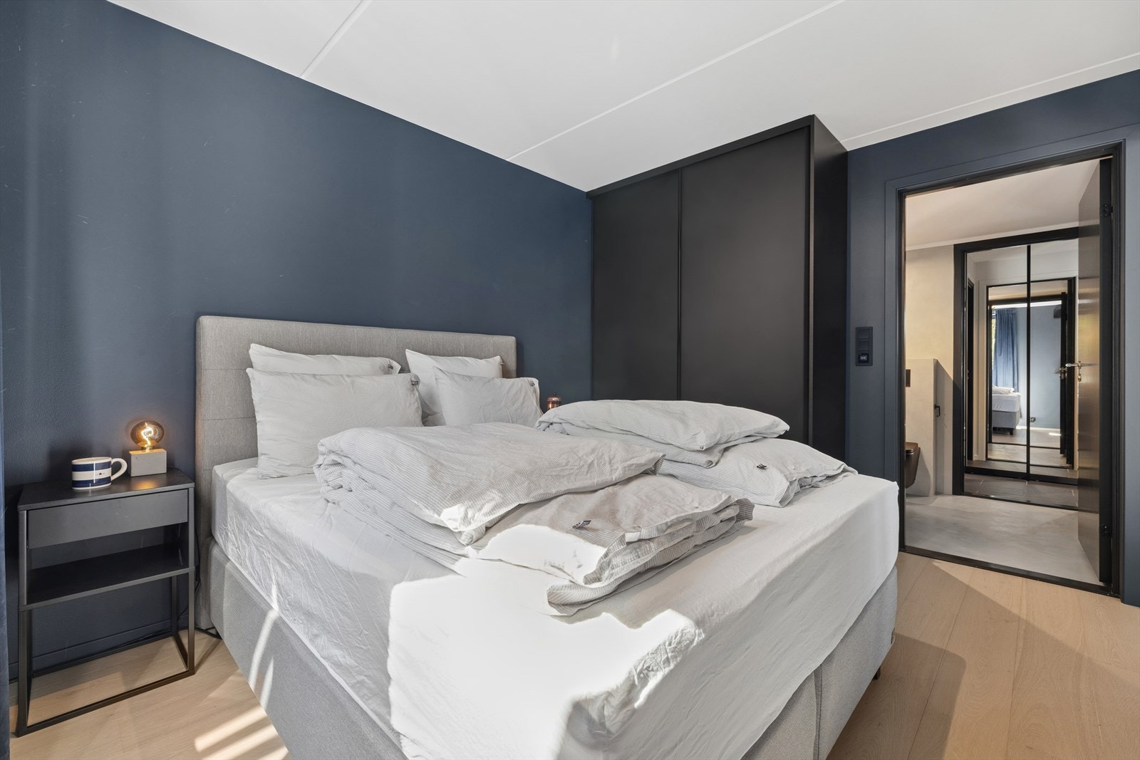 Stort soverom med garderobe Galleribilde