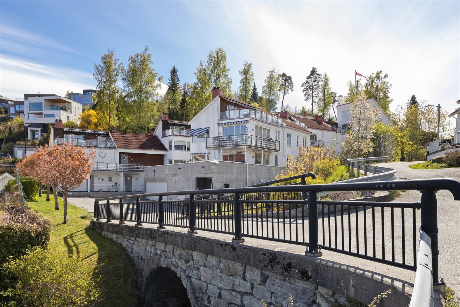 Godt drevet sameie og idyllisk beliggenhet. 3 gjesteparkeringsplasser utenfor garasjen. Galleribilde