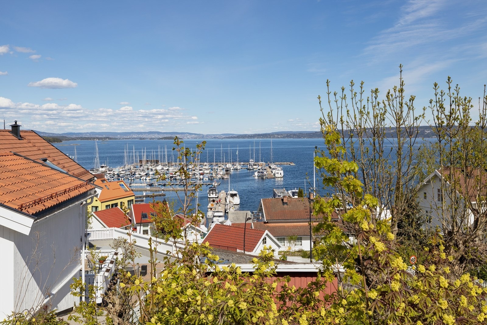 Kort vei ned til sjøen og Vollen marina Galleribilde