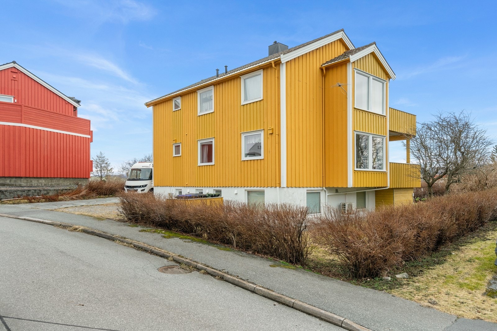 Din lokale eiendomsmegler Notar ønsker velkommen til Stavnesveien 3, en hel tomannsbolig med attraktiv beliggenhet i øvre bydel av Kristiansund. Galleribilde