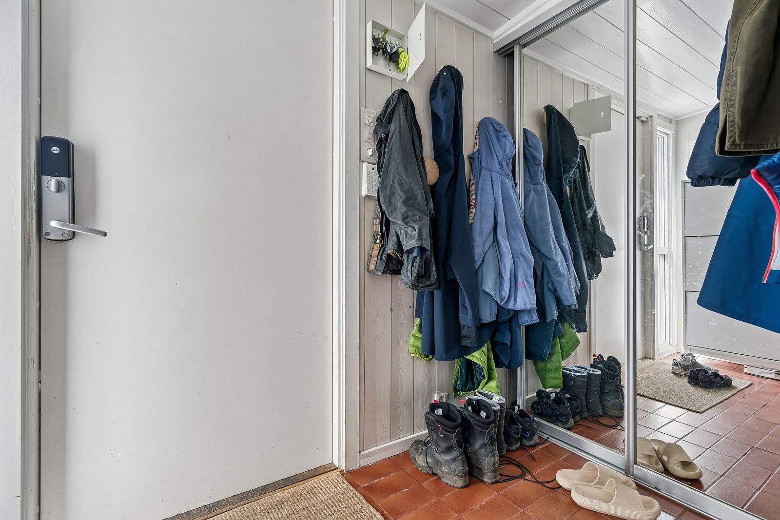 Entré med skyvedørsgarderobe Galleribilde