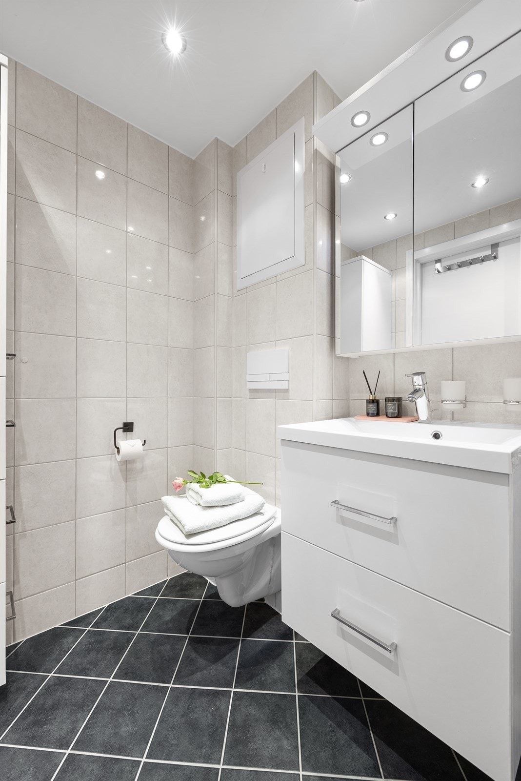Badet har vegghengt toalett, servantinnredning og opplegg for vaskemaskin. Galleribilde