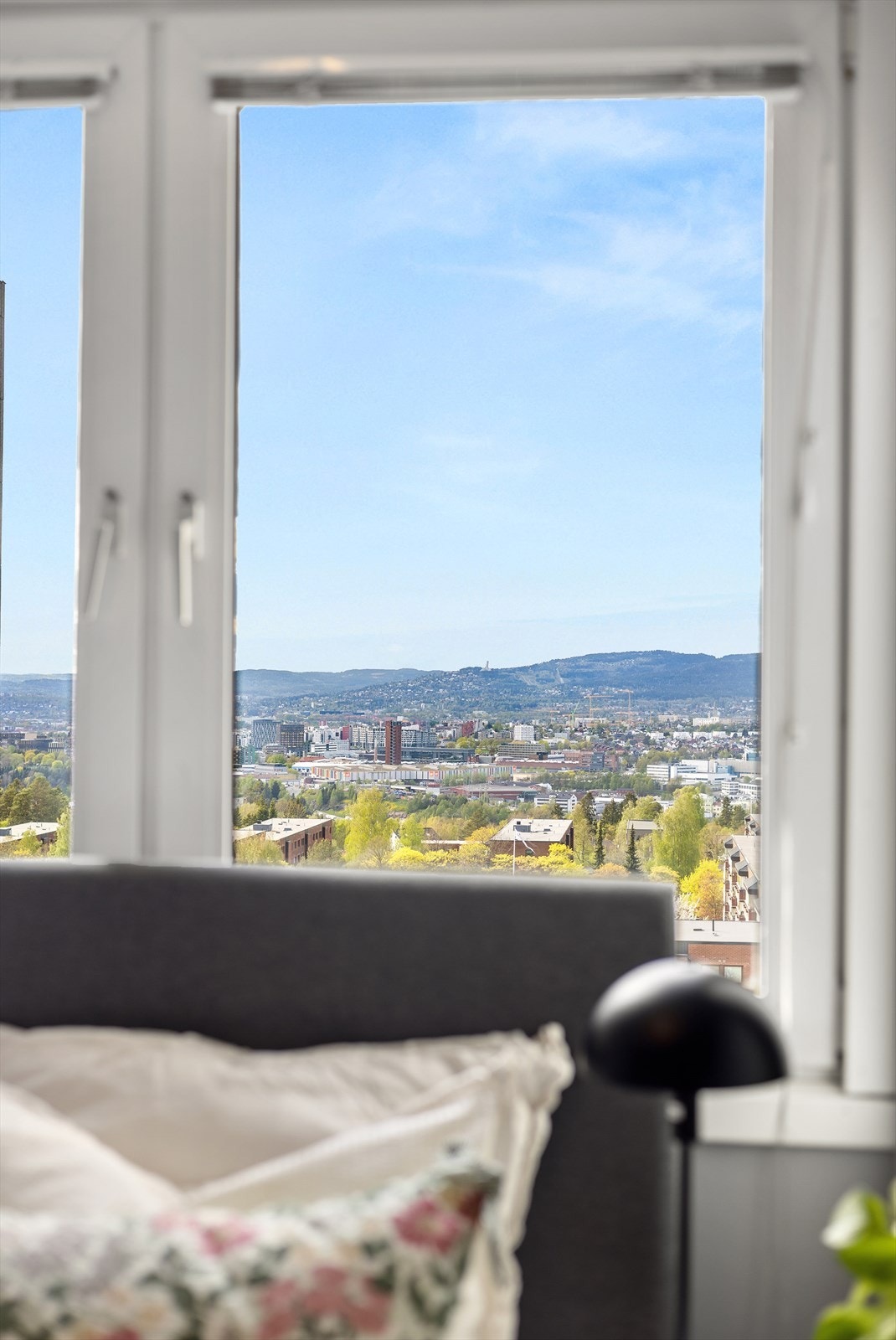 Utsikten kan nytes fra flere av leilighetens rom. Galleribilde