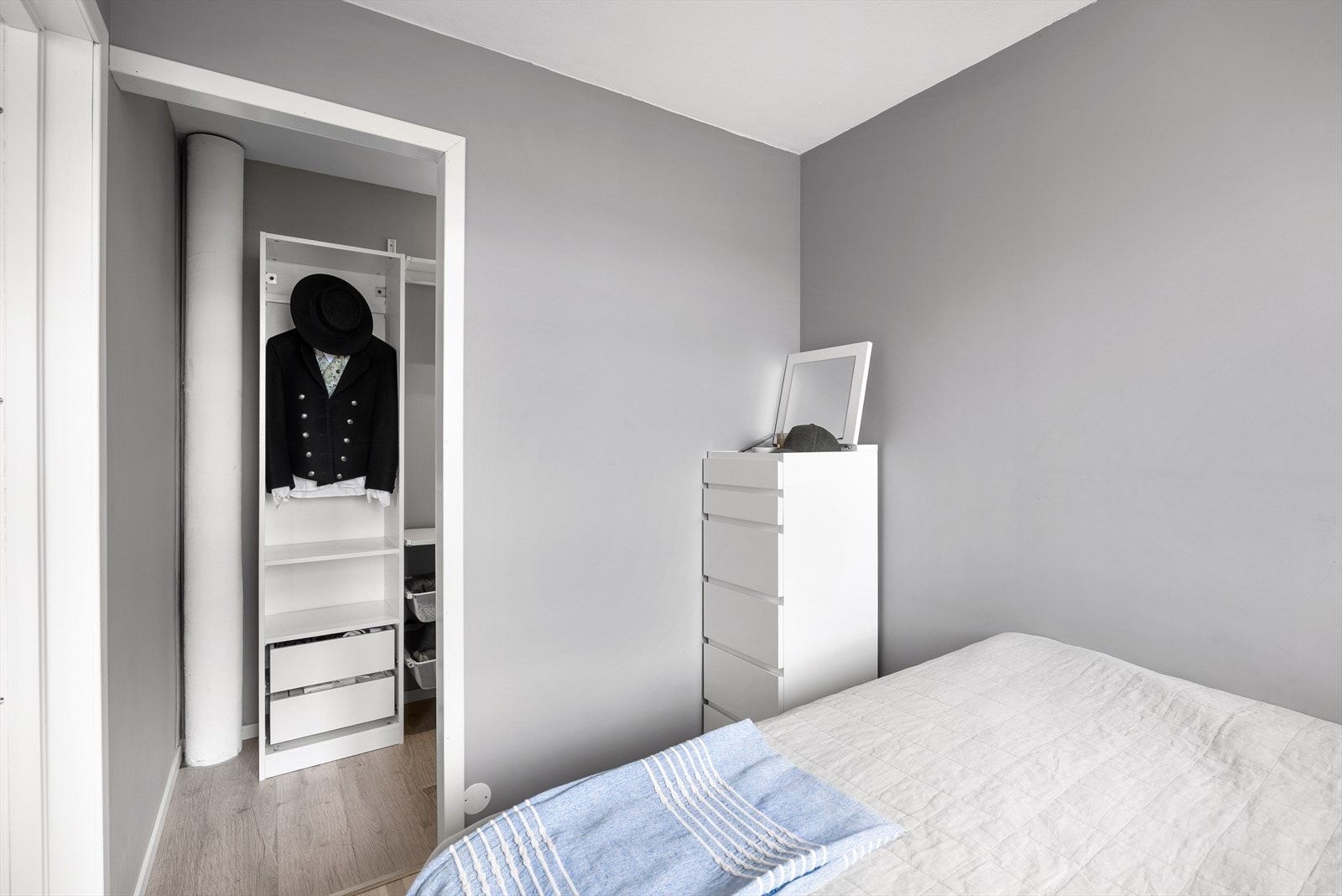Fra soverommet er det direkte adkomst til et praktisk walk-in closet. Galleribilde