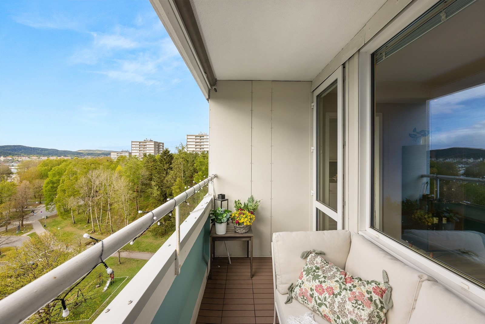 Balkongen er bygget i betong med stålrekkverk og har god plass til utemøbler. Galleribilde