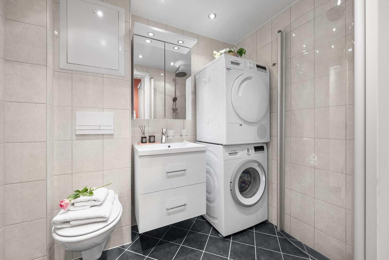 Flislagt bad med elektriske varmekabler i gulvet. Badet ble rehabilitert i 2012. Galleribilde