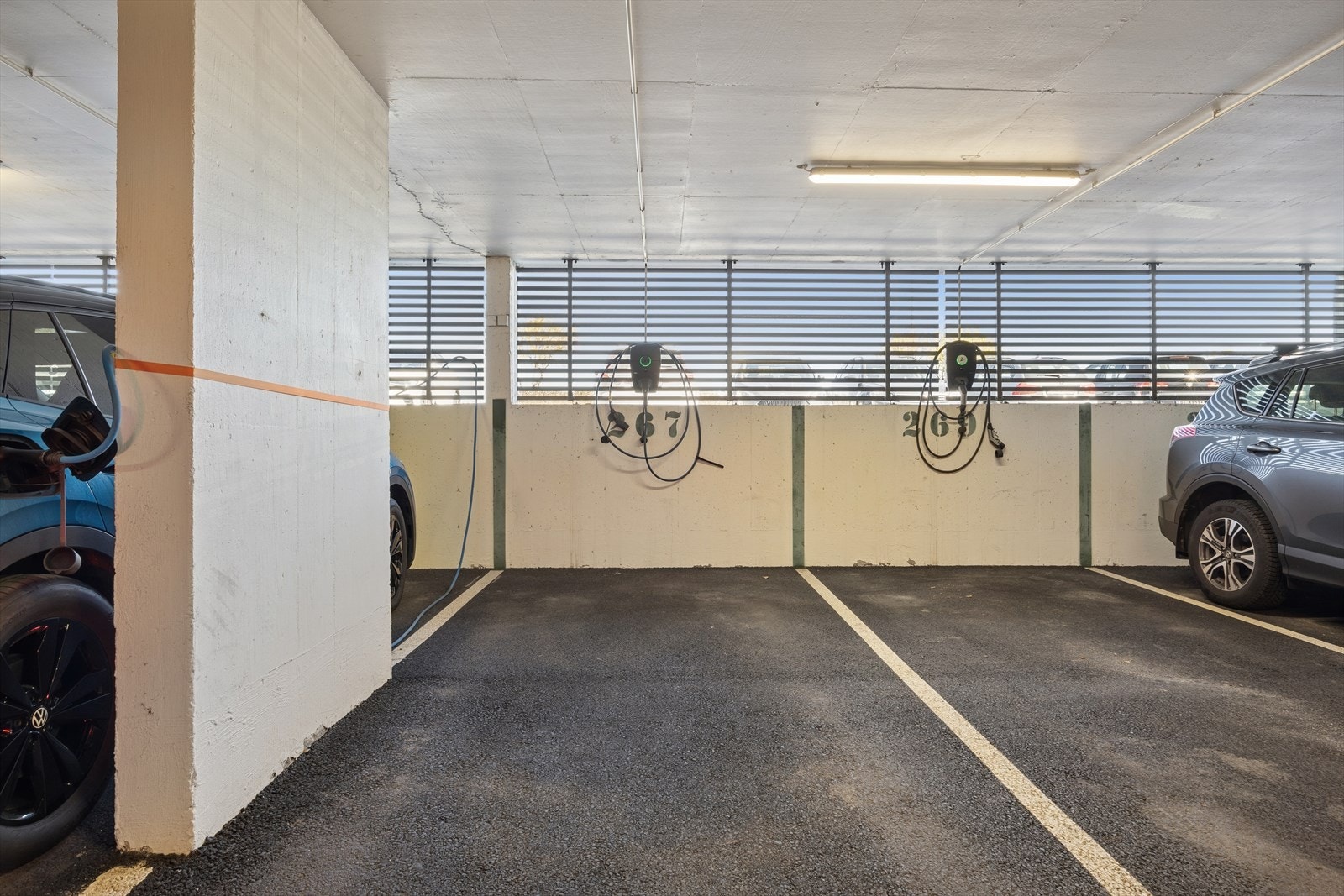 Boligen disponerer fast parkering med lader i garasjeanlegg. Galleribilde