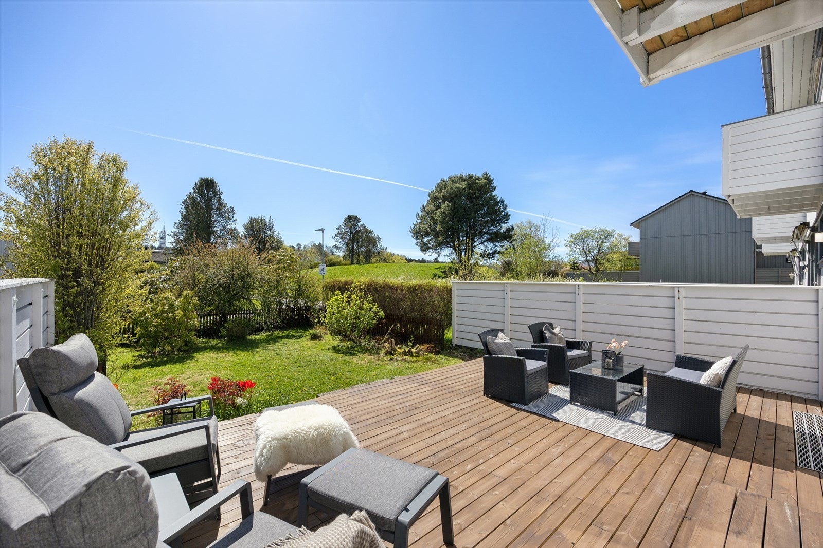 Uteområdet er pent opparbeidet med hage beplantet med ulike vekster og en stor terrasse på 31 kvm (2024) hvor man har god plass til å møblere i flere soner med sittegrupper. Galleribilde