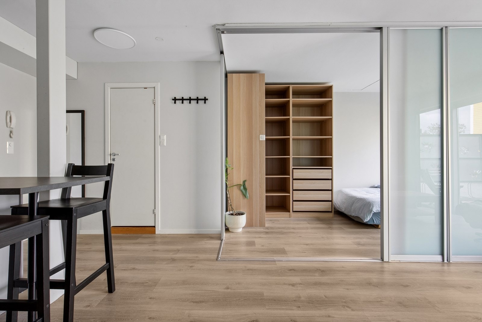 Skyvedør som skiller av soverommet fra stuen. Leiligheten har også nyere "SLIM" lamper som sørger for jevn belysning. Galleribilde