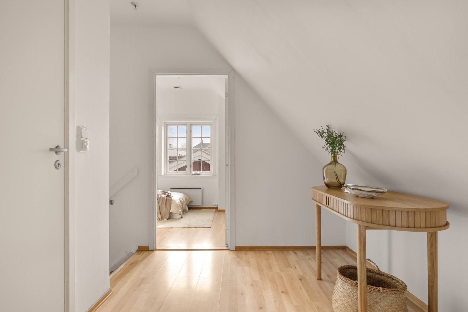 2.etasje består av bad, gang, 2 soverom og en stor bod for lagring Galleribilde