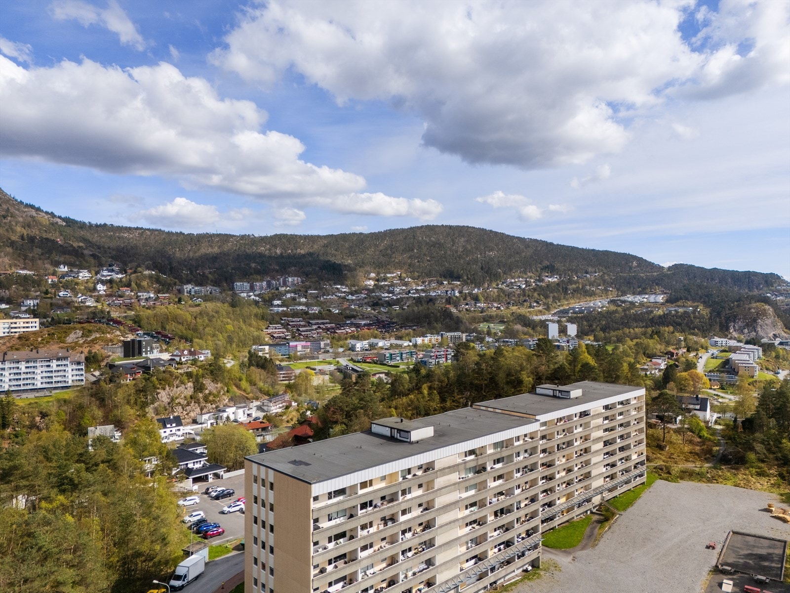 Fra leiligheten tar det ca. 5 minutter å kjøre til Oasen og ca. 9 minutter til Bergen sentrum. Galleribilde