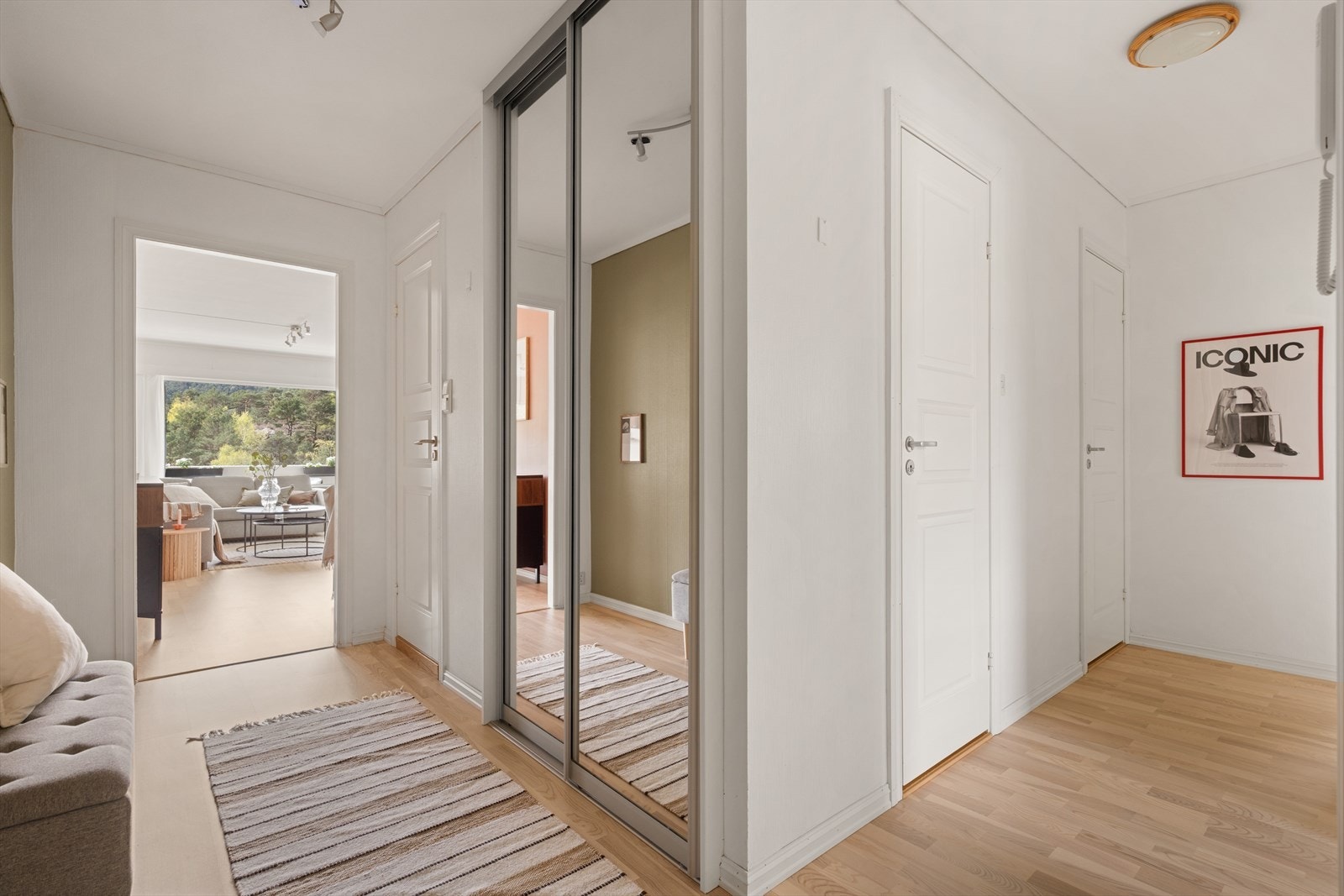 I mellomgang finner man ekstra skyvedørs garderobe, et praktisk toalett rom og innvendig bod/vaskerom på hele 3,5 kvm! Galleribilde