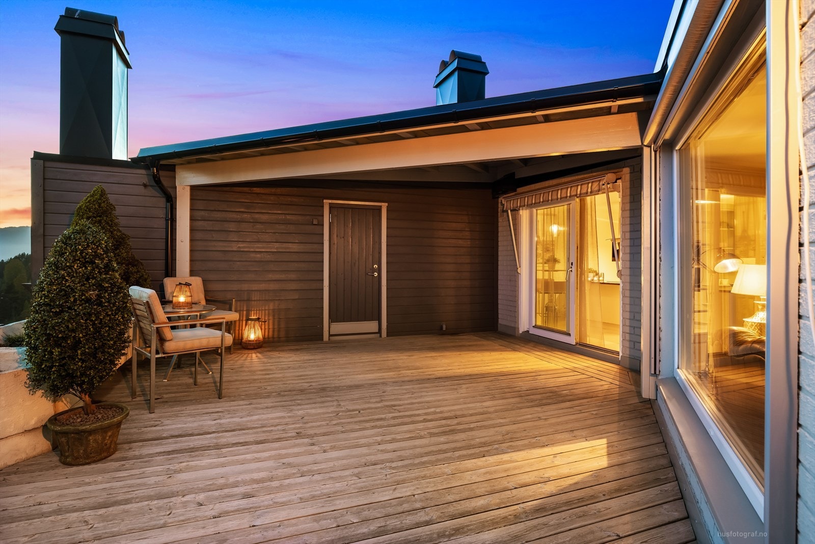 På terrassen er det en praktisk utvendig bod på 4 m² for ekstra lagringsplass. Galleribilde