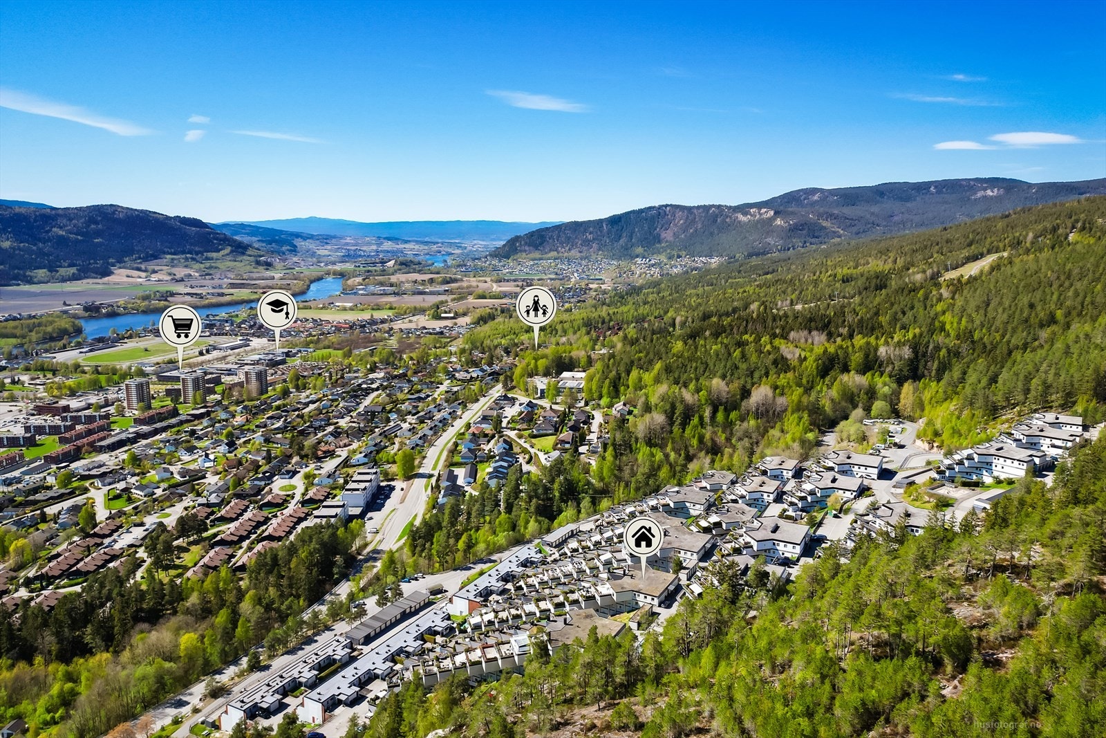 Det er kort vei til flere skoler og barnehager, som Aronsløkka skole og Åsløkka barnehage. Galleribilde