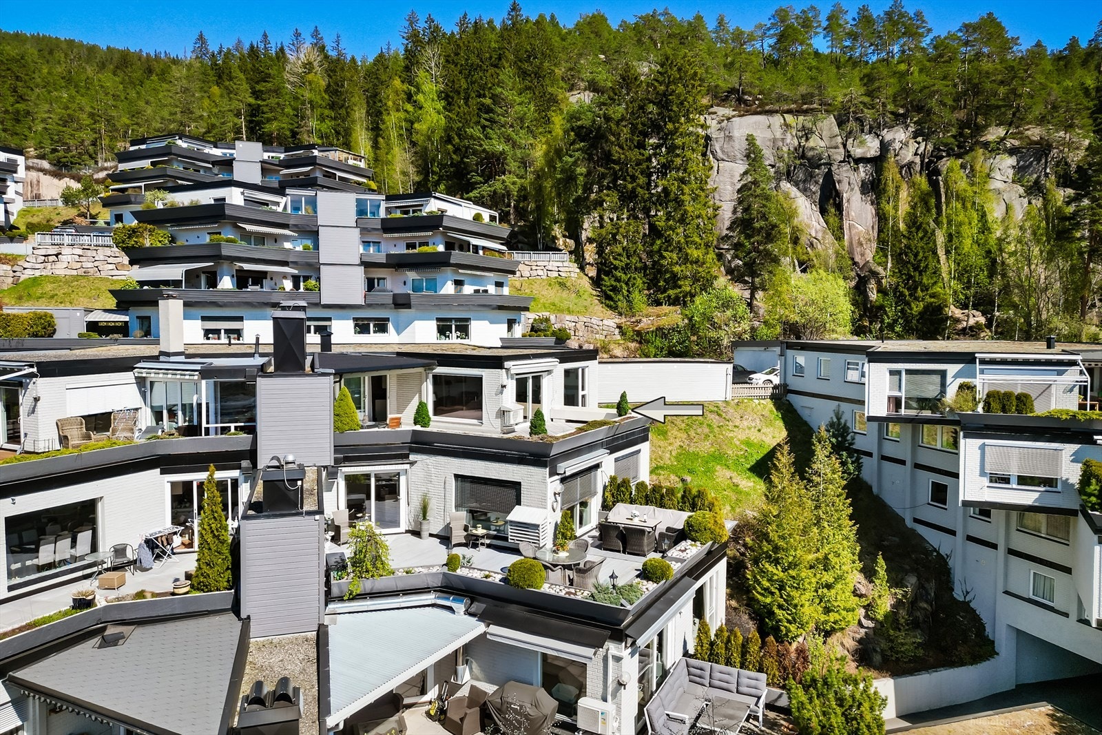 Sameiet har avtale med vaktmester, og felleskostnadene inkluderer TV og bredbånd fra Telia. Galleribilde