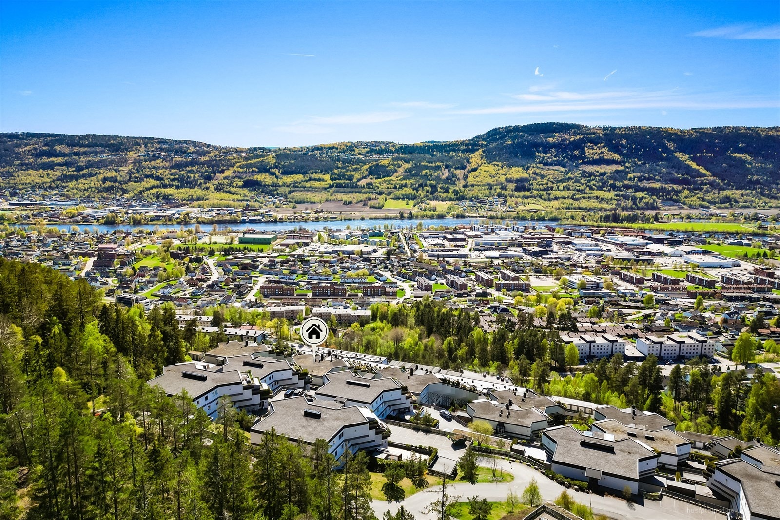 Fra eiendommen er det utsikt over Drammenselva og bybildet. Galleribilde