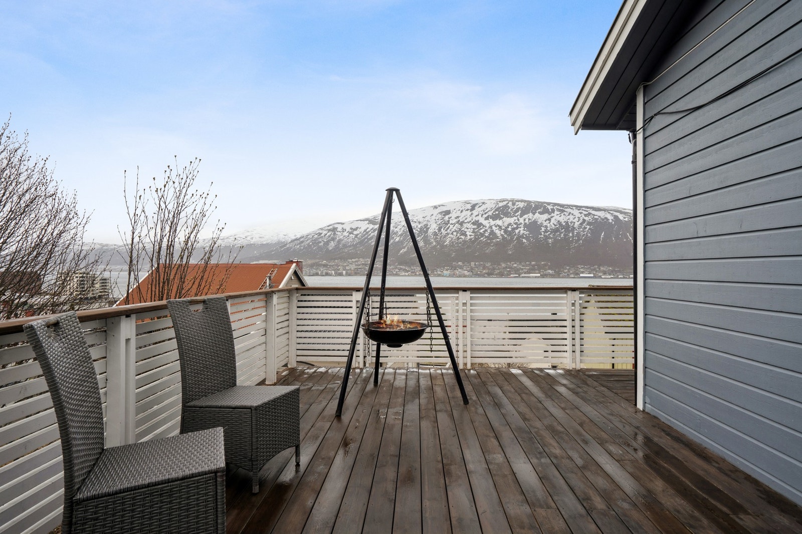 Fra den store balkongen er det flott utsikt over Tromsøysundet og mot Tromsdalstinden. Galleribilde