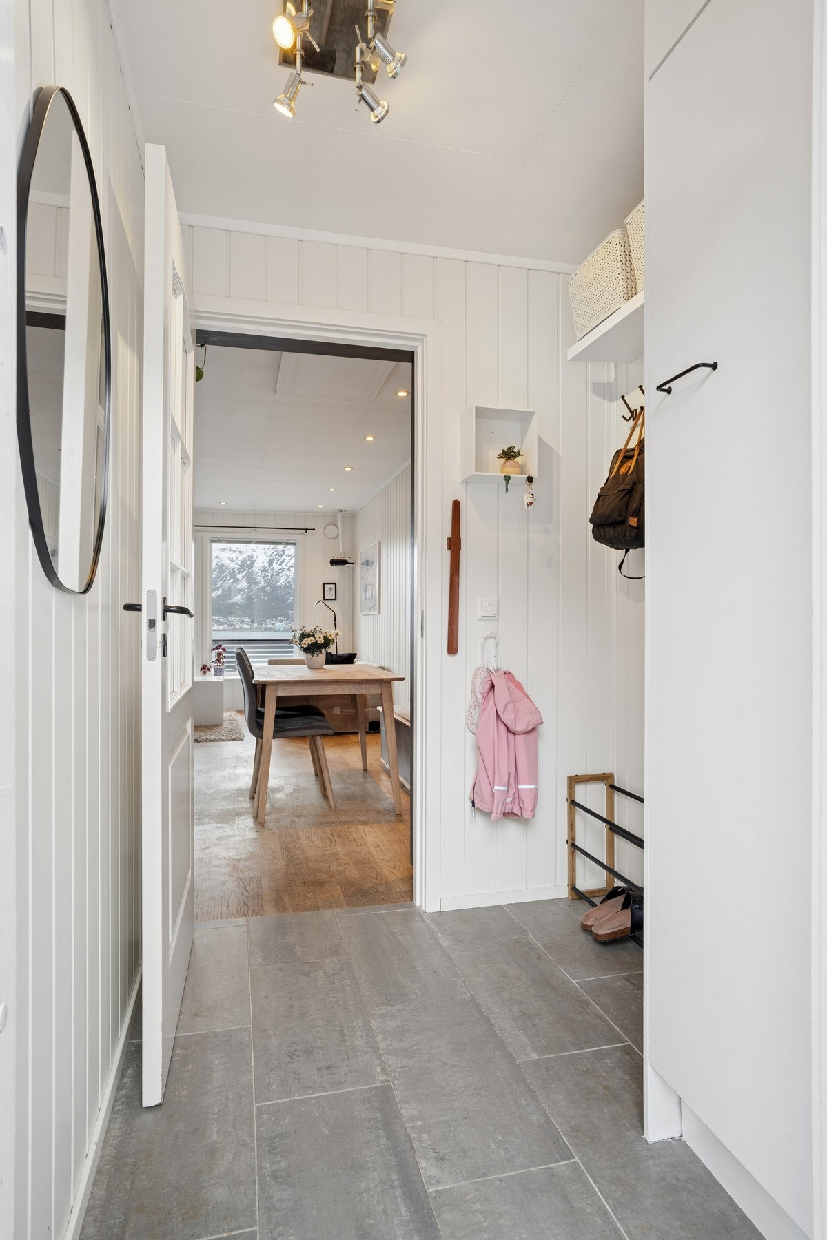Entré med gulvvarme og plass til oppbevaring av yttertøy. Galleribilde