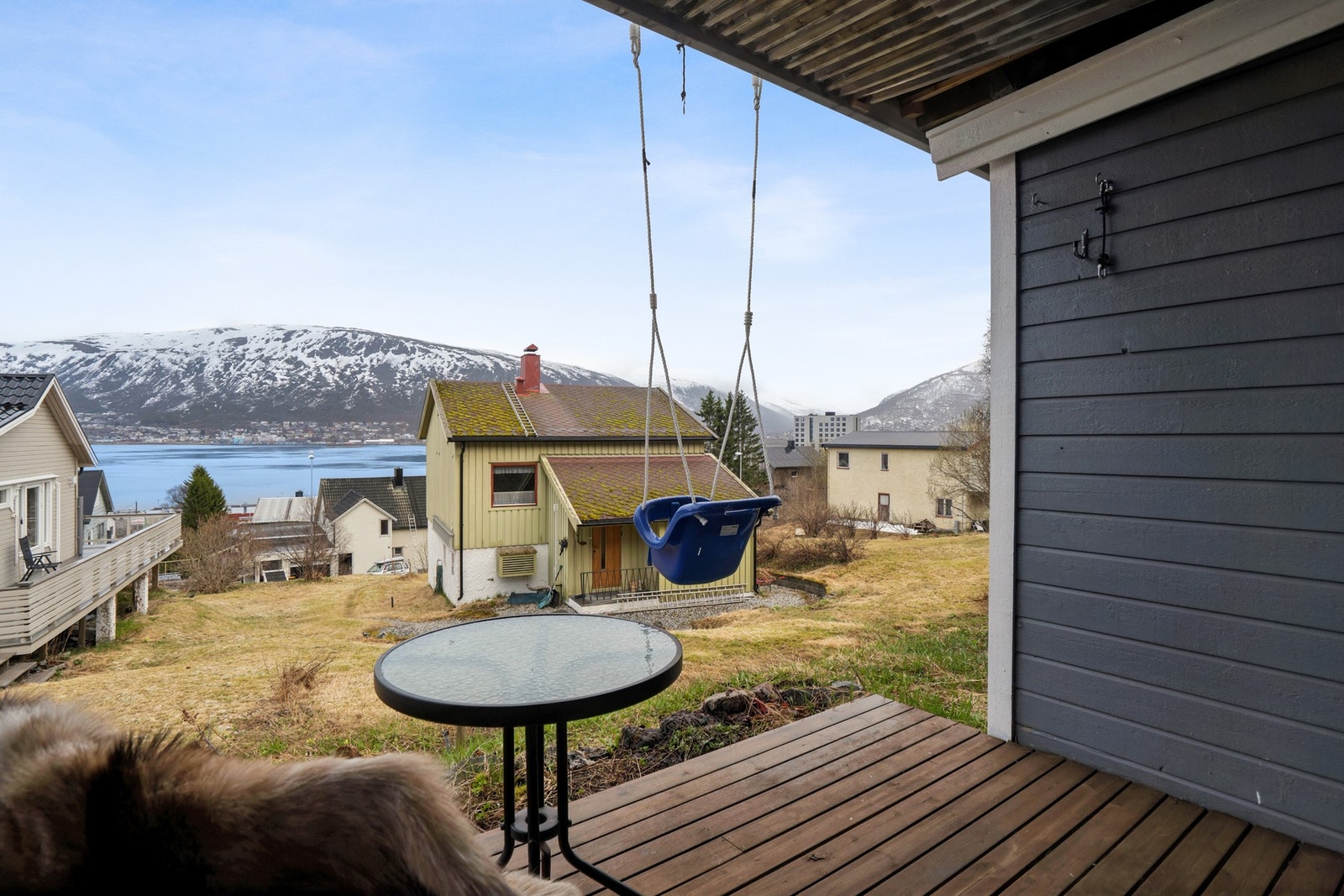 Fra soverommet kommer du ut til en egen, skjermet markterrasse. Galleribilde