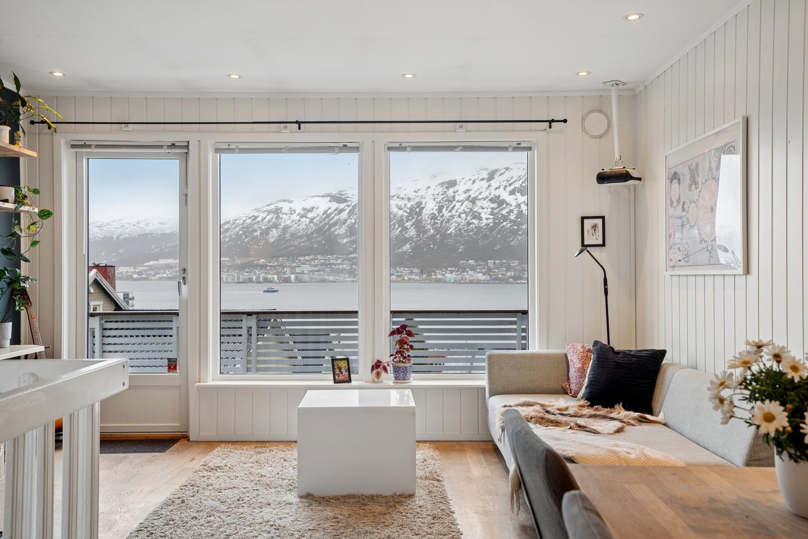 Utsikten over sundet og fjellene er et sentralt element i boligen. Galleribilde