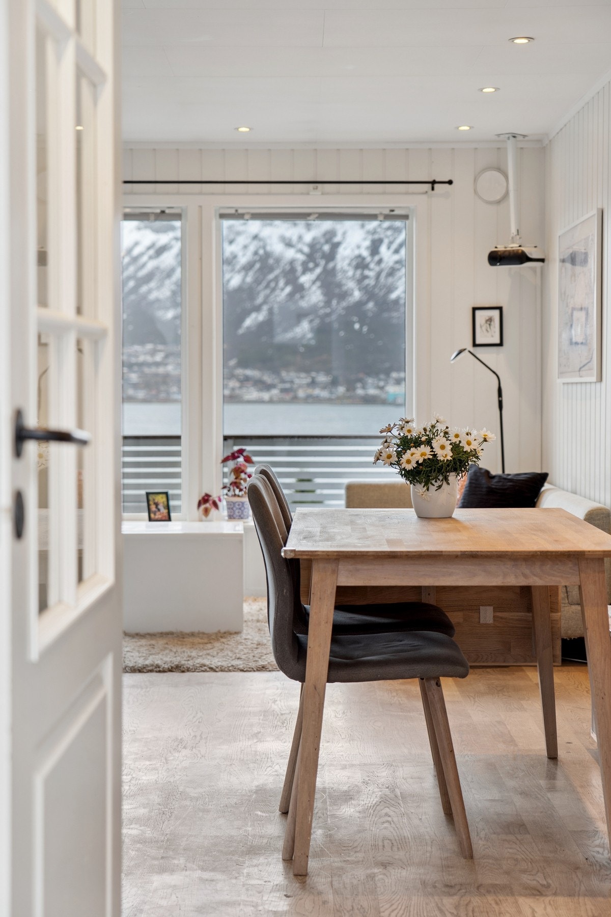 Fra entréen åpner boligen seg opp mot stuen og utsikten. Galleribilde