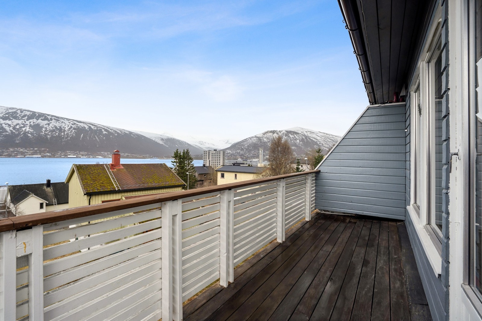 Den store balkongen har god plass til både sittegruppe og grill, og er en naturlig forlengelse av stuen. Galleribilde