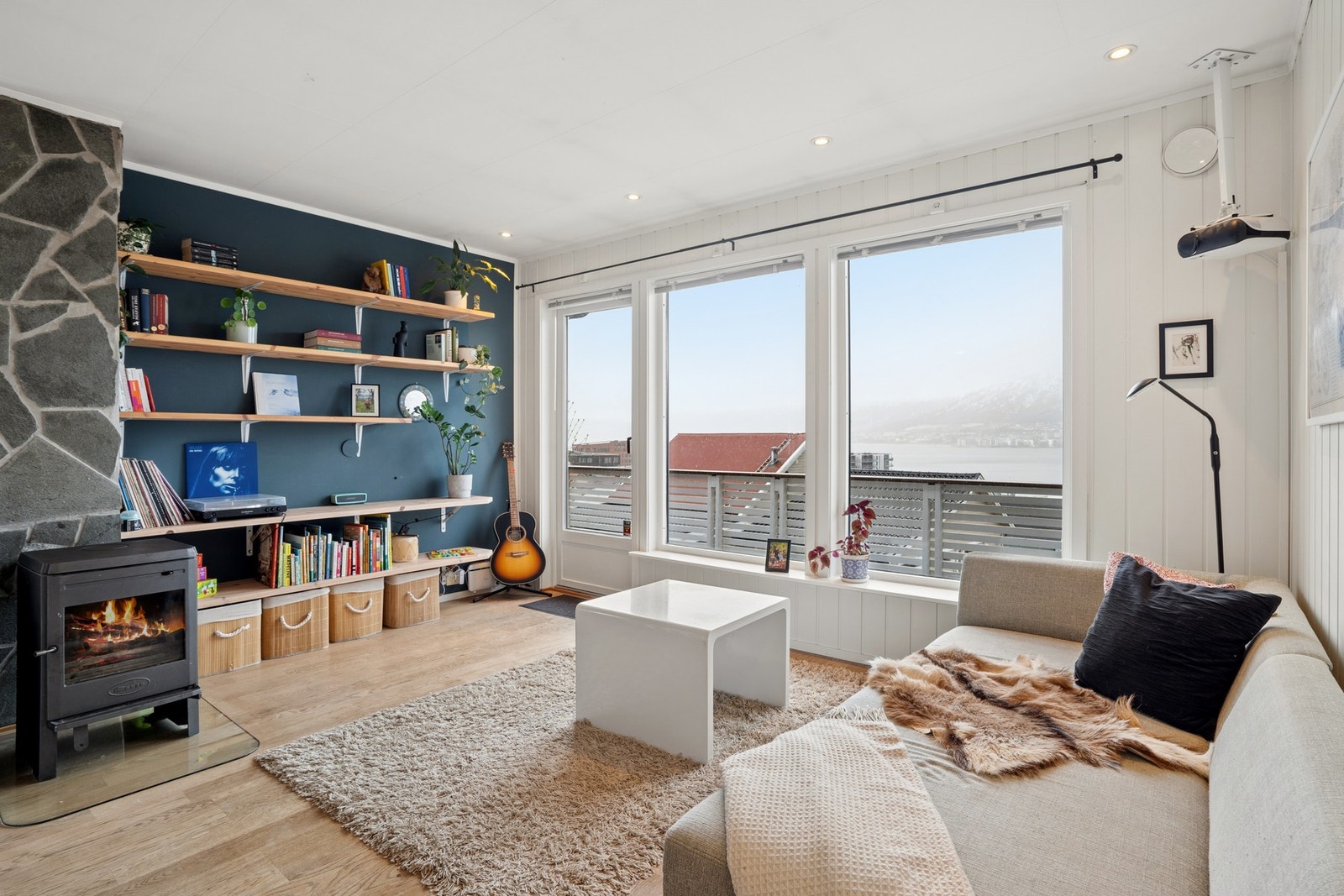 Stuen har plass til en romslig sofagruppe. Store vindusflater gir godt med lys og rammer inn utsikten. Galleribilde