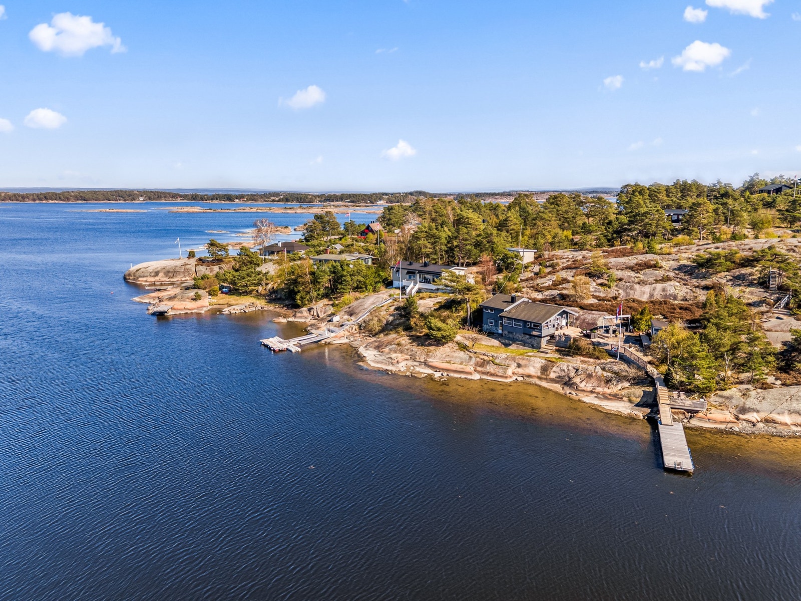 Her kan du nyte late sommerdager på svabergene med solrike uteplasser og egen strandlinje Galleribilde