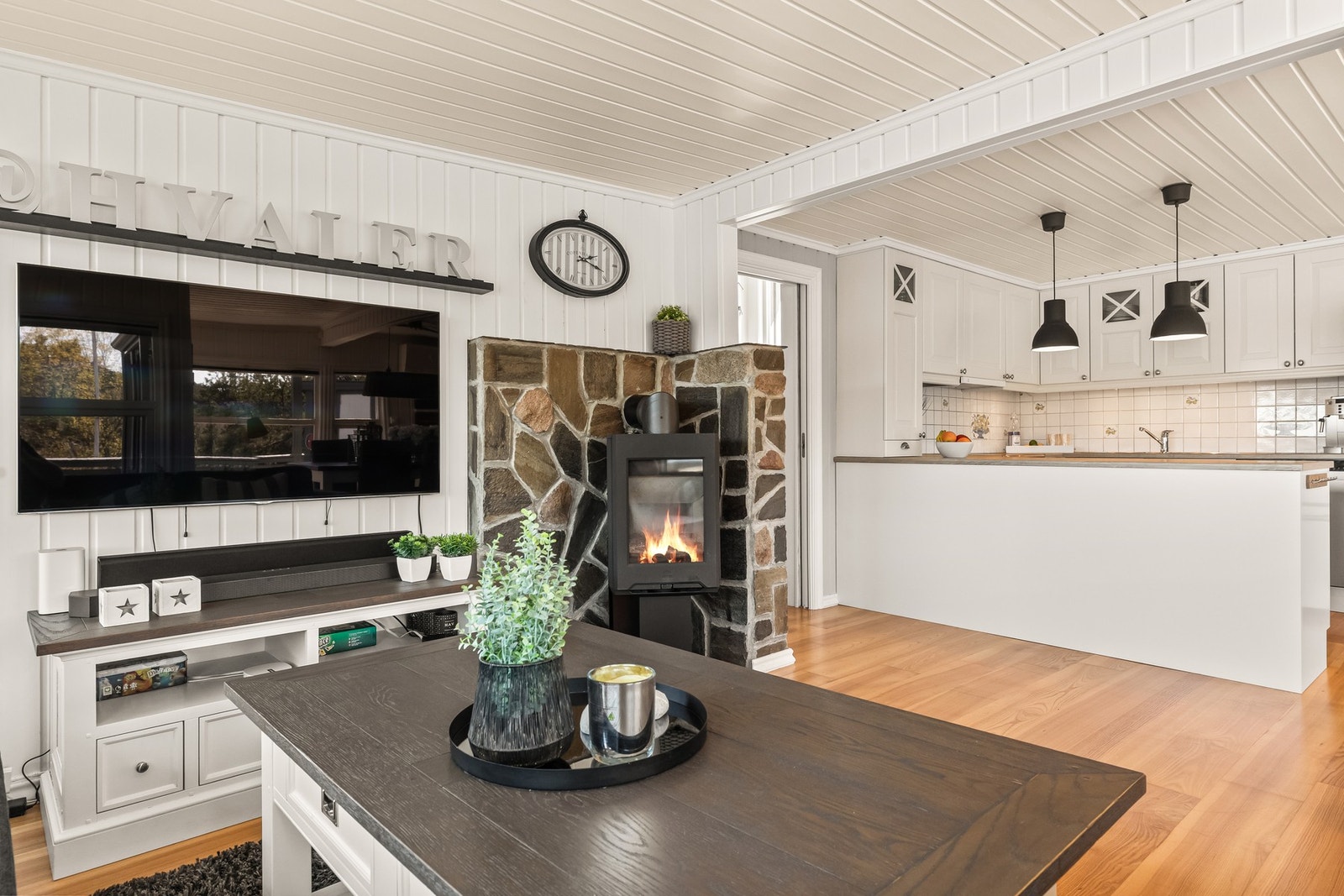 Det er både varmepumpe og peis. Varmekabler på V/A. Galleribilde
