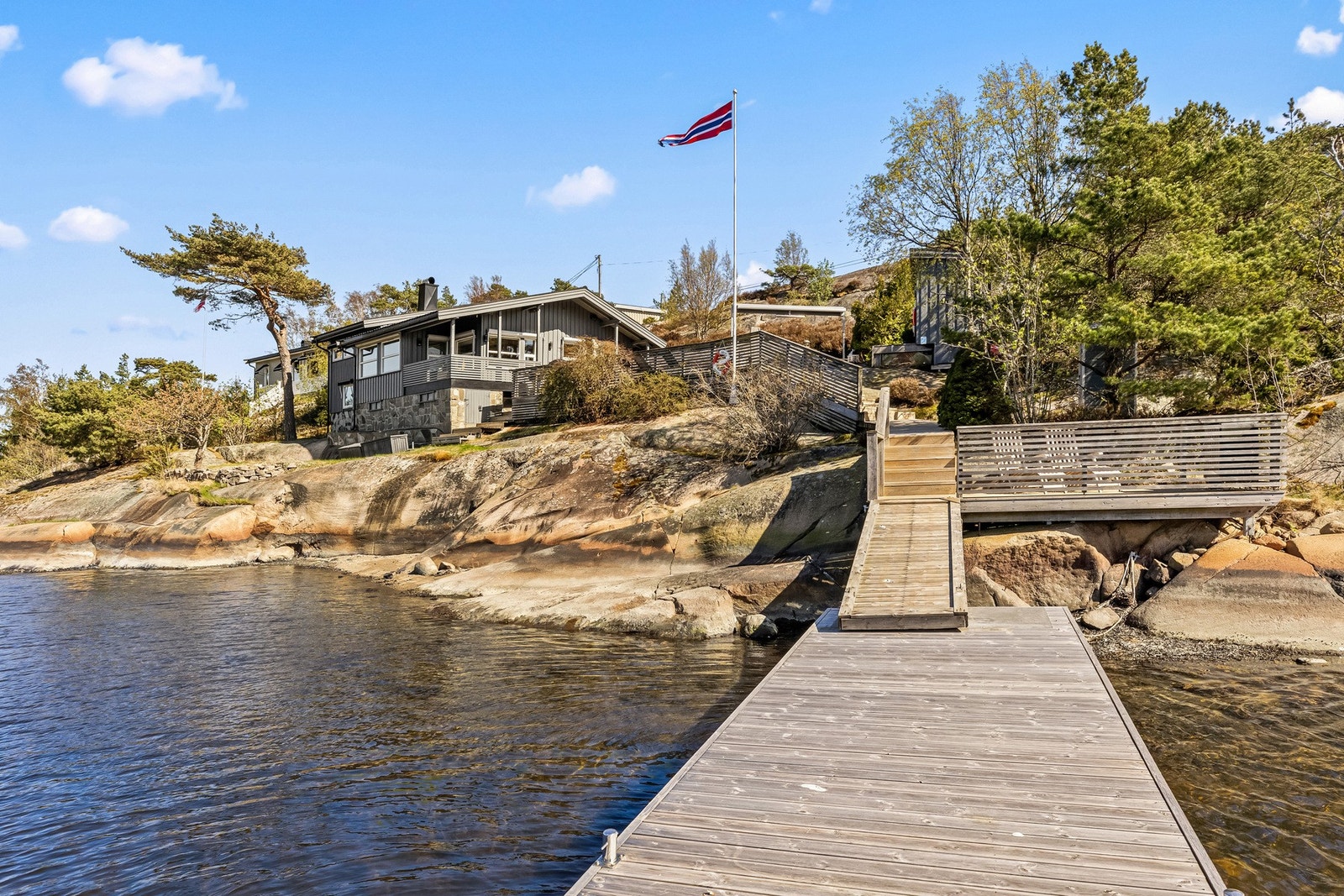 Fra brygga mot hytta Galleribilde