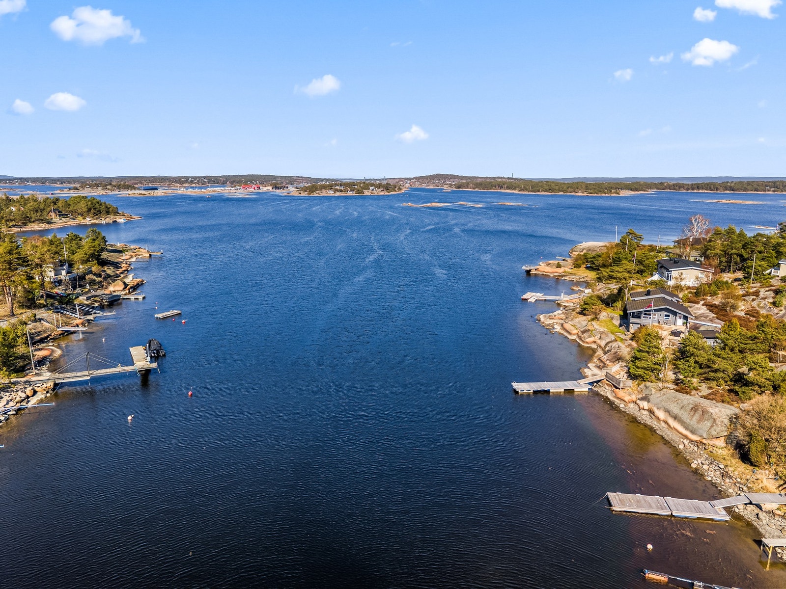 Det er enkel adkomst med både bil og båt. I båten har du en fin tur nord mot Fredrikstad, Onsøy og Hankø Galleribilde